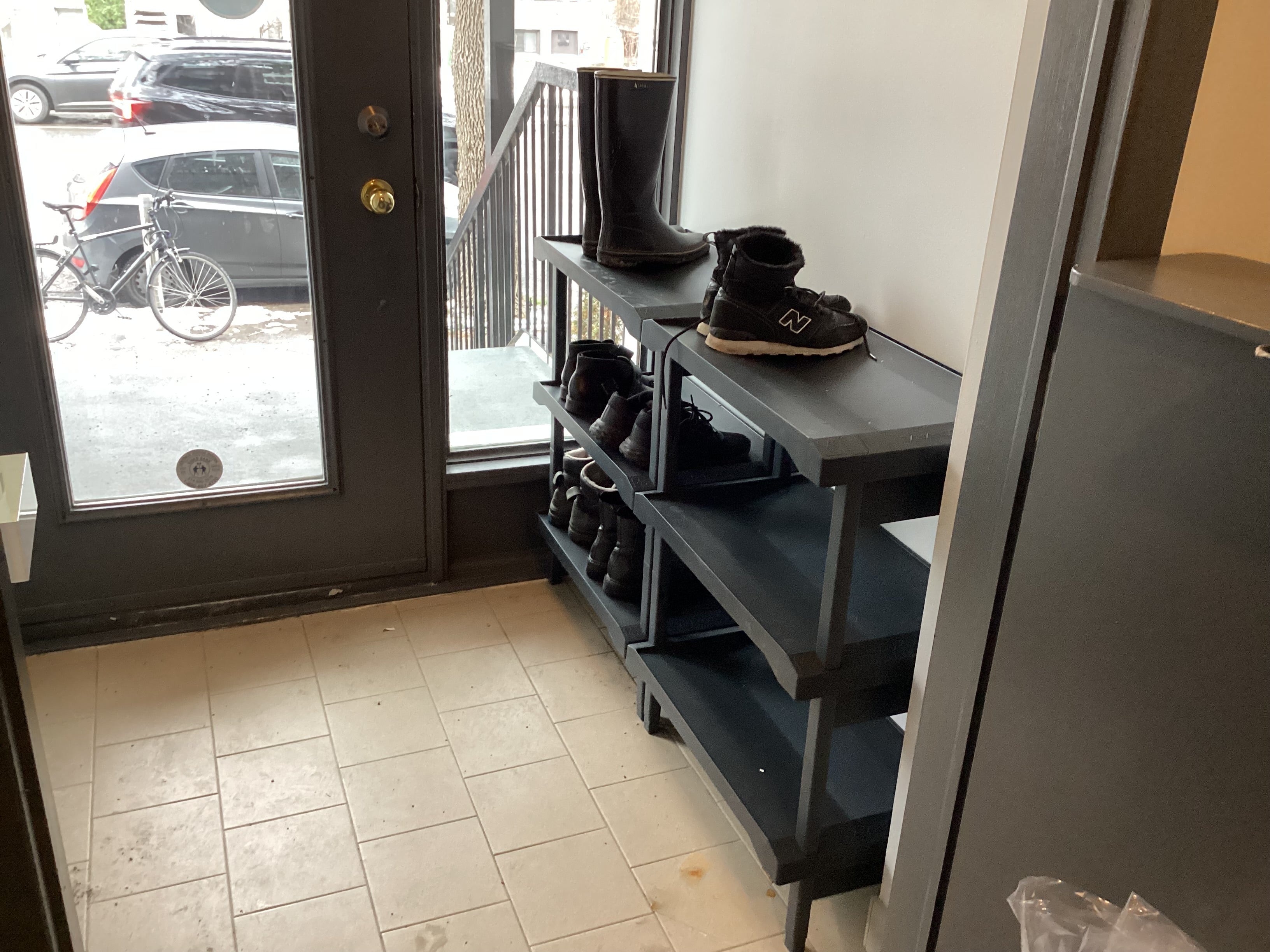 Tiny spaces Tiny home - Vertical metal boot racks with width less than 29"